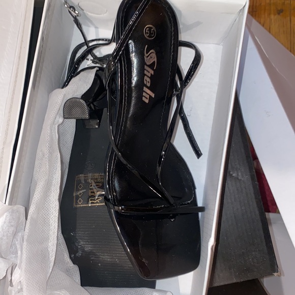 Black heels - Picture 3 of 4